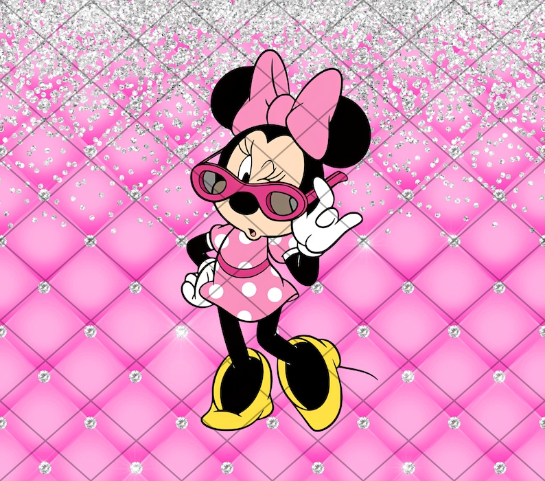 Puede incluir: Una ilustraci&oacute;n de dibujos animados de Minnie Mouse con gafas de sol rosas y un vestido de lunares rosa y blanco. El fondo es un patr&oacute;n de purpurina rosa y plateado.