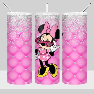 Puede incluir: Un vaso de glitter rosa y plateado con un dise&ntilde;o acolchado rosa y blanco. Una imagen de dibujos animados de Minnie Mouse con gafas de sol est&aacute; en el vaso.