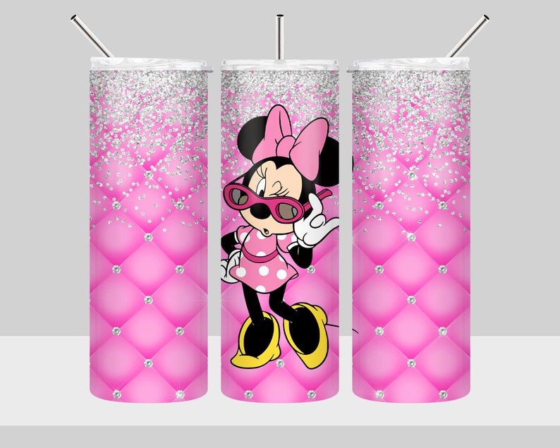 Puede incluir: Un vaso de glitter rosa y plateado con un dise&ntilde;o acolchado rosa y blanco. Una imagen de dibujos animados de Minnie Mouse con gafas de sol est&aacute; en el vaso.