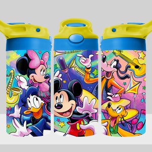 Puede incluir: Una botella de agua colorida con una tapa abatible presenta a Mickey Mouse, Minnie Mouse, Donald Duck, Goofy y Pluto tocando instrumentos musicales. La botella tiene una tapa azul y un fondo blanco con un patrón de arcoíris.