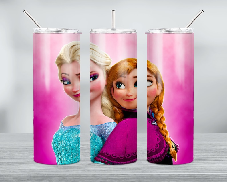 Może przedstawiać: Dwa r&oacute;żowe kubki ze stali nierdzewnej z wzorem postaci Elsy i Anny z filmu Kraina Lodu. Kubki mają pokrywki i słomki.