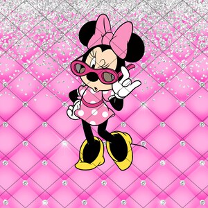 Puede incluir: Una ilustraci&oacute;n de dibujos animados de Minnie Mouse con gafas de sol rosas y un lazo rosa sobre un fondo rosa y plateado.