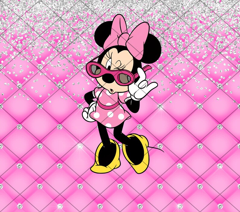 Puede incluir: Una ilustraci&oacute;n de dibujos animados de Minnie Mouse con gafas de sol rosas y un lazo rosa sobre un fondo rosa y plateado.