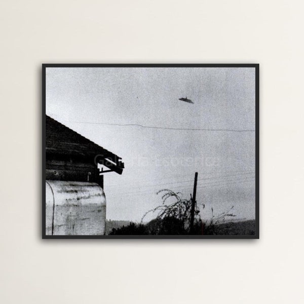 UFO McMinnville Oregon 1959, Vintage Flying Saucer Retro Photograph, Vintage UFO Wall Art Print McMinnville Ovni ufo Photo, UAP, Flying Disc