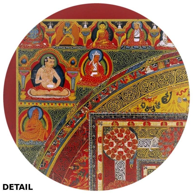 Op de afbeelding: Een cirkelvormige mandala met ingewikkelde details in rood, goud en blauw. De mandala heeft een centrale cirkel met een bloemmotief en wordt omringd door een rand van herhalende patronen. De mandala is geplaatst tegen een rode achtergrond.