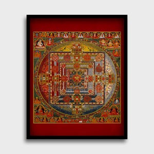 Op de afbeelding: Een kleurrijk mandala met ingewikkelde details en een rode achtergrond. De mandala is omgeven door een rand met kleine figuren. De mandala is een cirkelvormig ontwerp met een vierkant in het midden. Het vierkant is verdeeld in kleinere vierkanten en rechthoeken. De mandala is een symbool van het universum en de onderlinge verbondenheid van alle dingen.