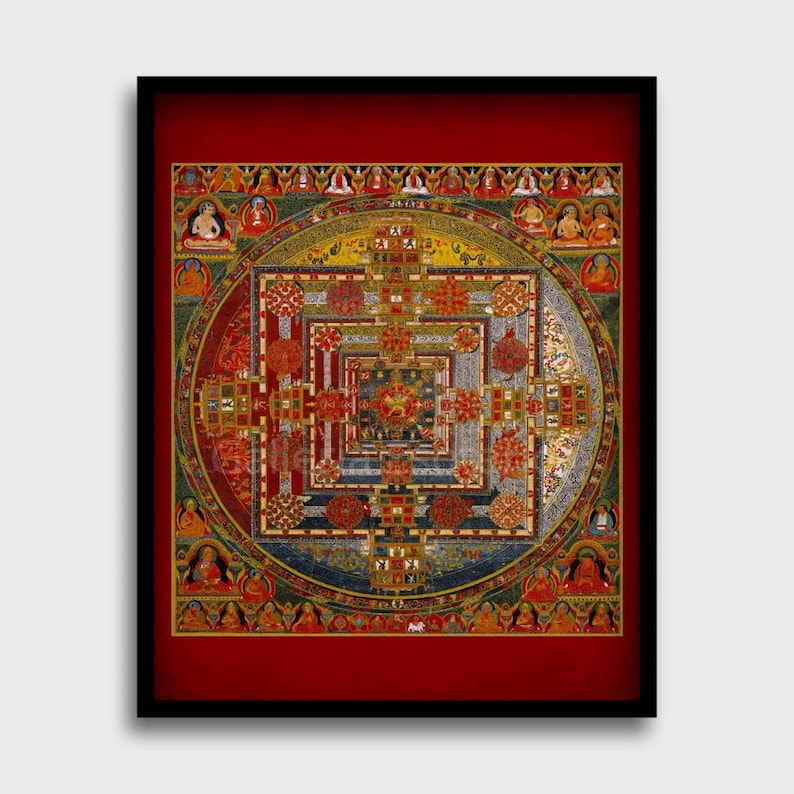 Op de afbeelding: Een kleurrijk mandala met ingewikkelde details en een rode achtergrond. De mandala is omgeven door een rand met kleine figuren. De mandala is een cirkelvormig ontwerp met een vierkant in het midden. Het vierkant is verdeeld in kleinere vierkanten en rechthoeken. De mandala is een symbool van het universum en de onderlinge verbondenheid van alle dingen.