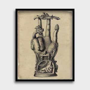 Puede incluir: Ilustración en blanco y negro de una mano con detalles intrincados. La obra de arte presenta un dragón, un pájaro y una mujer con un bebé. La imagen está enmarcada en negro y tiene una estética vintage.