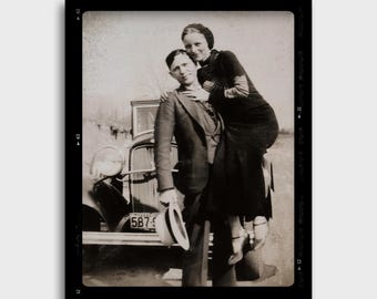 Impresión de Bonnie y Clyde / Foto de coche de criminales antiguos / Impresión de forajidos infames / Pareja de gánsteres / Arte mural de crímenes reales / Póster de forajidos de la década de 1930