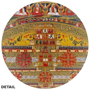 Op de afbeelding: Een cirkelvormige mandala met ingewikkelde details in goud, rood en zwart. Het midden heeft een vierkant met een kruis erin, omringd door kleinere vierkanten en cirkels. De buitenrand van de mandala is versierd met een rand van draaiende patronen.