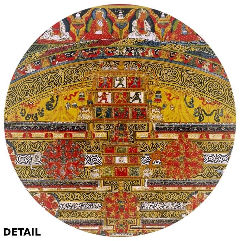 Op de afbeelding: Een cirkelvormige mandala met ingewikkelde details in goud, rood en zwart. Het midden heeft een vierkant met een kruis erin, omringd door kleinere vierkanten en cirkels. De buitenrand van de mandala is versierd met een rand van draaiende patronen.