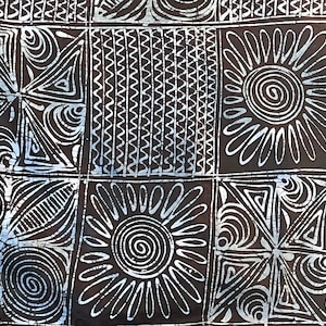 Puede incluir: Una tela marr&oacute;n con un patr&oacute;n geom&eacute;trico blanco. El patr&oacute;n est&aacute; formado por cuadrados, c&iacute;rculos y tri&aacute;ngulos. La tela tiene un estilo batik.
