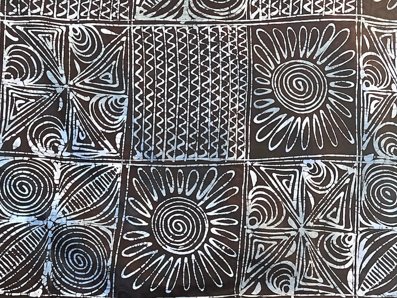 Puede incluir: Una tela marr&oacute;n con un patr&oacute;n geom&eacute;trico blanco. El patr&oacute;n est&aacute; formado por cuadrados, c&iacute;rculos y tri&aacute;ngulos. La tela tiene un estilo batik.