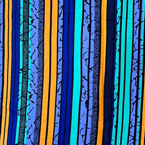 Puede incluir: Una tela colorida con rayas verticales en tonos de azul, naranja y turquesa. Las rayas est&aacute;n adornadas con un dise&ntilde;o en negro, blanco y gris.