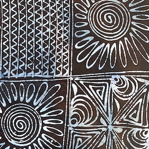 Puede incluir: Una tela marr&oacute;n con un patr&oacute;n geom&eacute;trico blanco. El patr&oacute;n incluye c&iacute;rculos, espirales y tri&aacute;ngulos. La tela tiene un estilo batik.