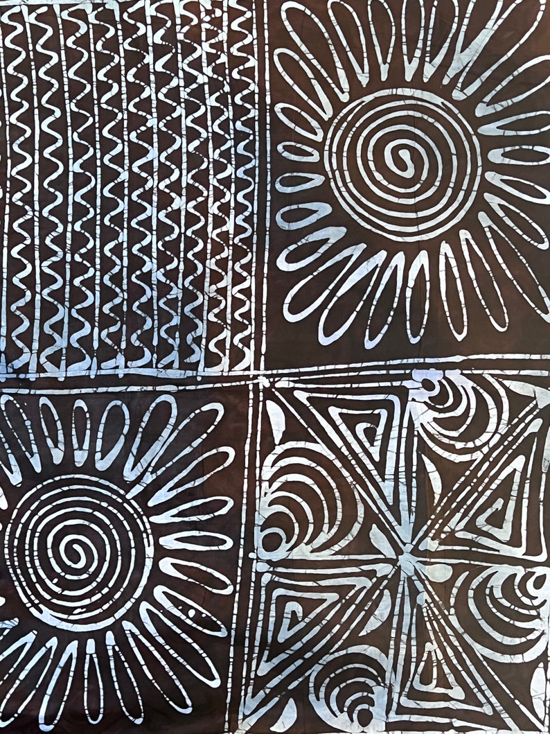 Puede incluir: Una tela marr&oacute;n con un patr&oacute;n geom&eacute;trico blanco. El patr&oacute;n incluye c&iacute;rculos, espirales y tri&aacute;ngulos. La tela tiene un estilo batik.