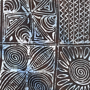 Puede incluir: Una tela marr&oacute;n con un dise&ntilde;o batik blanco. El dise&ntilde;o presenta formas geom&eacute;tricas, espirales y l&iacute;neas.
