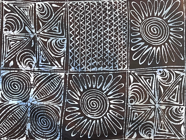 Puede incluir: Una tela batik negra y blanca con un patr&oacute;n geom&eacute;trico. El patr&oacute;n incluye c&iacute;rculos, espirales, tri&aacute;ngulos y l&iacute;neas onduladas.