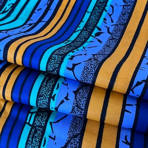 Puede incluir: Tela a rayas con rayas azules y amarillas alternas. Las rayas azules tienen un patr&oacute;n texturizado de puntos negros y blancos y un contorno negro.