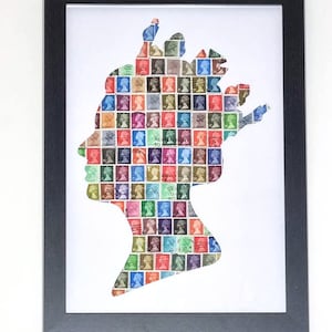 Puede incluir: Una obra de arte enmarcada que presenta una silueta de la cabeza de una persona hecha con una colección de sellos postales coloridos. Los sellos son todos del mismo tamaño y presentan el perfil de una mujer.