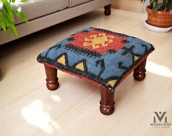 Kilim-Fußhocker, handgefertigter Hocker aus Wolljute, Boho-Bodenpouf, türkischer Fußhocker aus Holz, kleiner gepolsterter Hocker für das Wohnzimmer