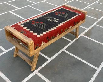 Banco rústico de madera con tapicería Kilim roja y patas plegables, banco de entrada estilo boho hecho a mano, asiento otomano de estilo rústico, mueble auxiliar.