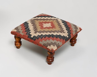 Podnóżek Kilim, ręcznie robiony stołek z juty i wełny, pufa w stylu boho, indyjski drewniany podnóżek, mały tapicerowany stołek do salonu