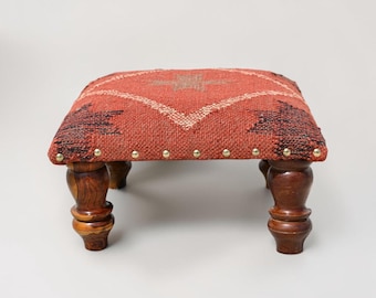 Handvävd kelimfotpall, ulljutepall, boho klädd fotpall, tribal träpall, lantlig ottoman, handgjord heminredning