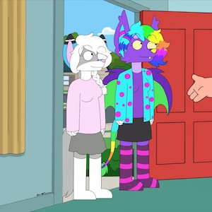 Peut inclure: Deux personnages de dessin animé, l'un avec une fourrure blanche et un pull rose, l'autre avec une fourrure violette, une veste verte et bleue à pois roses et des cheveux arc-en-ciel, se tiennent devant une porte rouge.