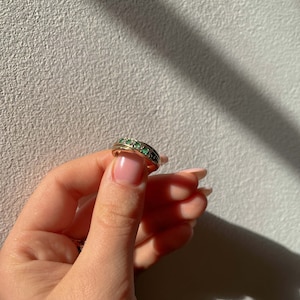 EVE Chunky eternity ring with 5 emeralds complemented by small diamonds | 9ct