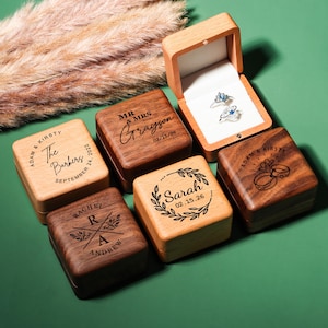 スクエアダブルリングボックス - 結婚式、プロポーズ、婚約指輪ボックスギフト用の彫刻入り木製リングベアラーボックス、2つのリングを収納