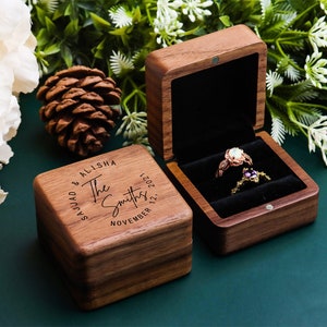 スクエアダブルリングボックス - 結婚式、プロポーズ、婚約指輪ボックスギフト用の彫刻入り木製リングベアラーボックス、2つのリングを収納
