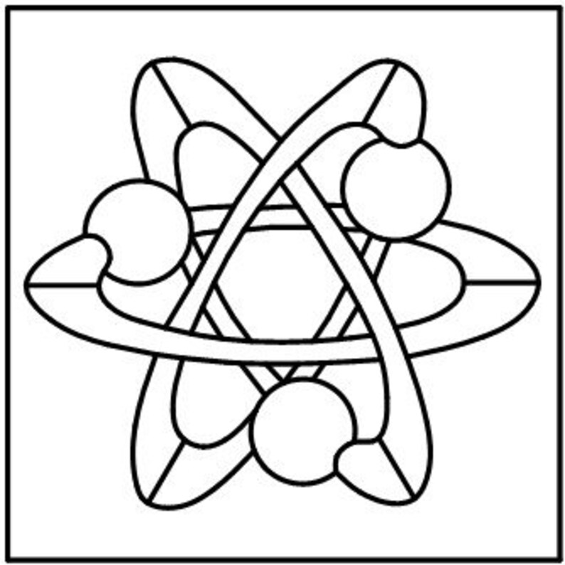 Peut inclure: Un dessin au trait noir et blanc d'un atome avec trois &eacute;lectrons en orbite.