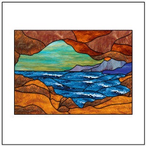 Könnte beinhalten: Ein Buntglasfenster, das eine Meereslandschaft mit felsiger Küste, blauem Wasser und einer Höhlenöffnung darstellt, durch die ein blauer Himmel sichtbar ist.