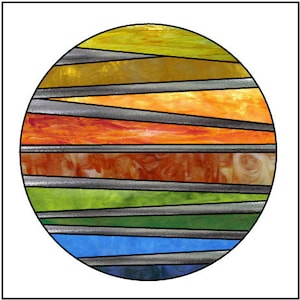 Op de afbeelding: Een cirkelvormig glas-in-loodontwerp met een gelaagd patroon van geel, oranje, rood, groen, blauw en grijs glas.