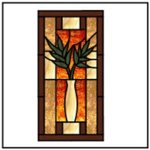Op de afbeelding: Een glas-in-loodraam met een ontwerp van een vaas met groene bladeren in een bruin frame. De vaas is wit en de achtergrond is oranje.