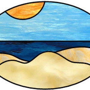 Puede incluir: Una ventana de vitrales que representa un paisaje marítimo con un sol naranja brillante, cielo azul, agua azul y dunas de arena marrón.