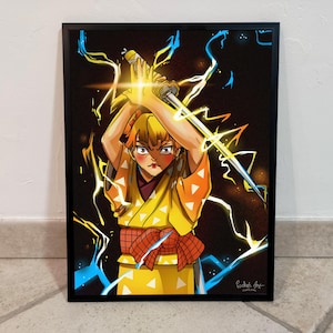 Pode incluir: Impressão de arte de anime emoldurada com um personagem em um quimono amarelo e laranja, segurando uma espada com efeitos de raio. A obra de arte tem um fundo preto com raios amarelos e azuis. O personagem tem uma expressão intensa.