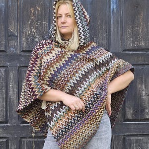 Wolldecke Poncho mit Kapuze - Kiruna - Braunes Zick-Zack Kapuzencape Ruana - Kuscheliges Wollcape für draußen - In2Nord