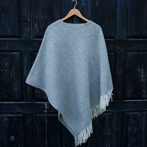 Wolldecke Poncho mit Kapuze - grauer oder grüner Fischgrät Kiruna - Kapuzen Ruana mit Fransen - Kuscheliger Wollumhang für draussen