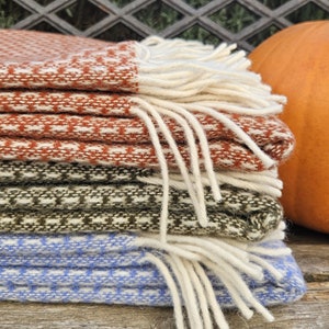 Manta 100 % lana / Manta natural en azul, verde o rojo / Cuadros cálidos de invierno / IN2NORD Europa / Regalo estético hygge para el hogar, inauguración de la casa