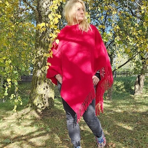 Red wool blanket poncho with hood - Kiruna - hooded cape ruana with fringes -  Comfortable wool cape for outdoor - In2Nord