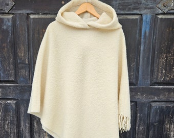 poncho coperta in lana con cappuccio Offwhite - Mantella Kiruna con cappuccio ruana con frange - Comoda mantella in lana per esterno In2Nord