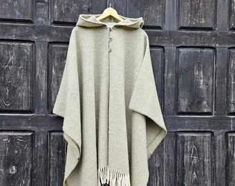poncho coperta in lana con cappuccio - spina di pesce grigia o verde SALA - ruana unisex con frange - Comodo mantello mantello scialle da esterno - In2Nord