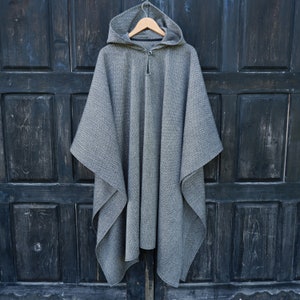 Poncho en laine OLAND Cape ruana unisexe Poncho couverture en laine gris avec ou sans capuche Cape confortable pour l'extérieur In2Nord image 1
