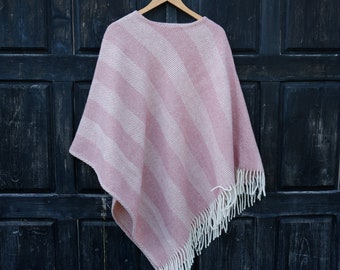 poncho couverture en laine rose avec capuche - Kiruna - cape à capuche ruana avec franges - Cape en laine confortable pour l'extérieur - In2Nord