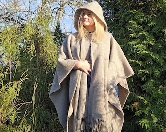 Poncho couverture en laine avec capuche - chevrons gris ou verts SALA - ruana unisexe avec franges - cape confortable châle d'extérieur - In2Nord