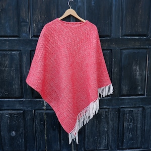 roter Wolldecke Poncho mit Kapuze - Kiruna - Kapuzencape ruana mit Fransen - Kuscheliger Wollumhang für draussen - In2Nord