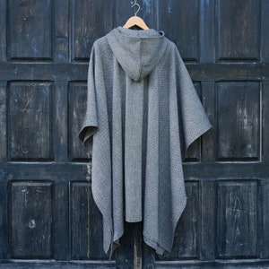 Poncho en laine OLAND Cape ruana unisexe Poncho couverture en laine gris avec ou sans capuche Cape confortable pour l'extérieur In2Nord image 2