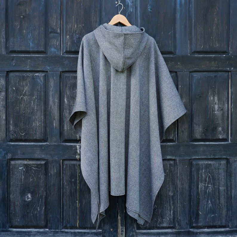 Poncho en laine OLAND Cape ruana unisexe Poncho couverture en laine gris avec ou sans capuche Cape confortable pour l'extérieur In2Nord image 2